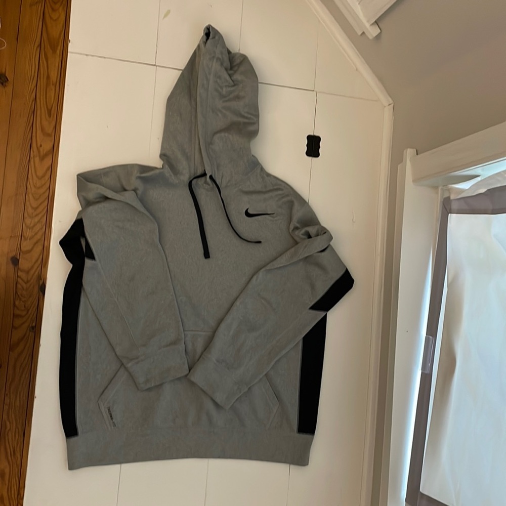 Men’s NiKe Therma-fit medium sweatshirt like new only worn a few times.